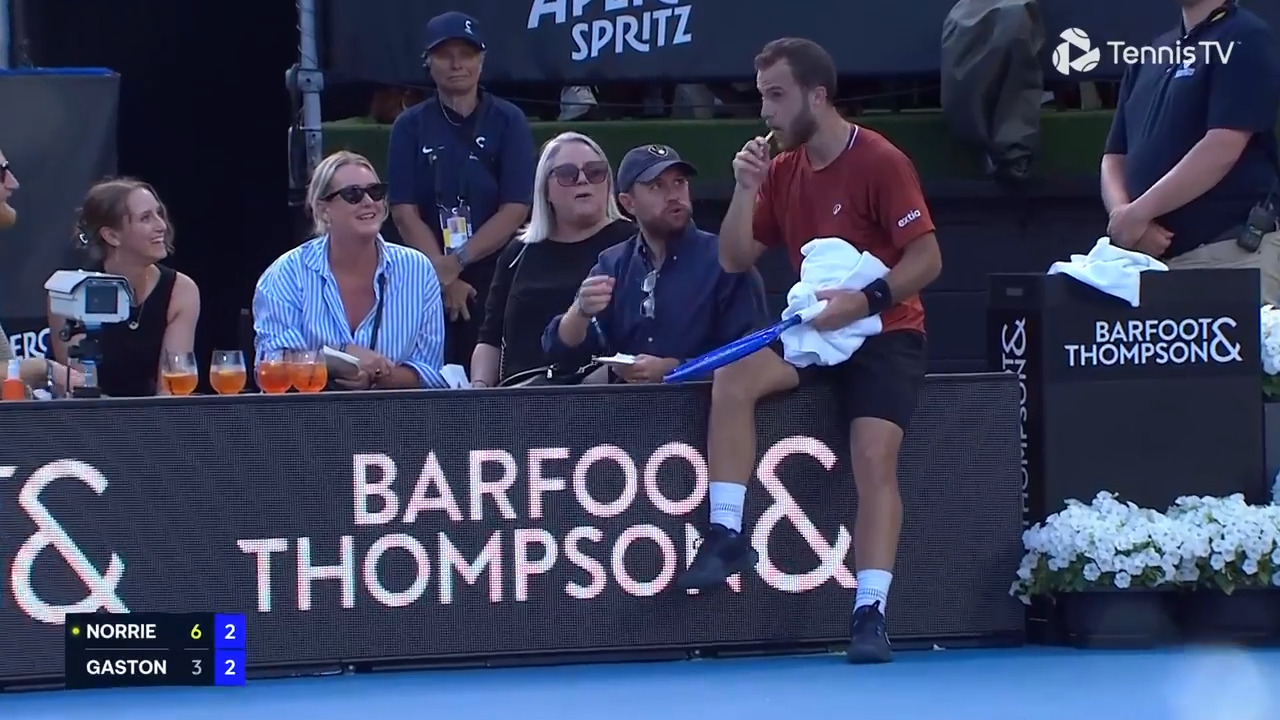 Gaston takes mid-match French fry break in Auckland!