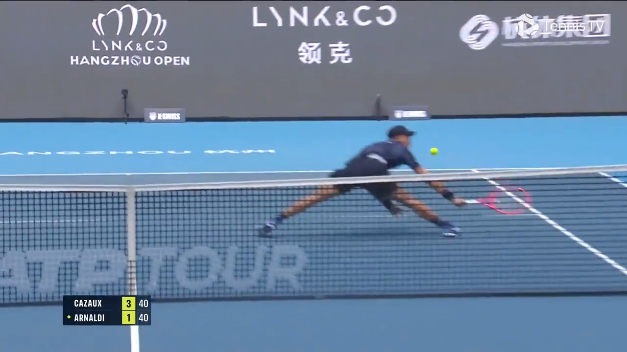 Hot Shot: Trademark Arnaldi does the splits in Hangzhou 2025