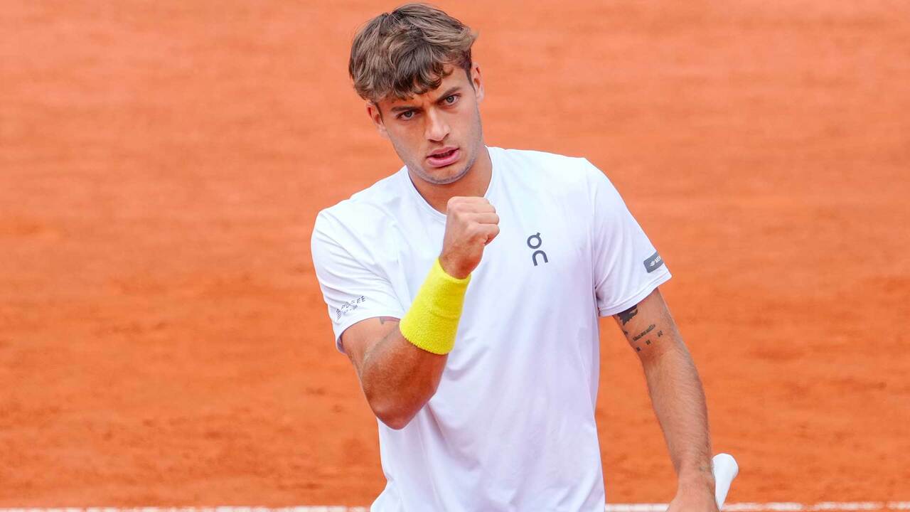 Hot Shot: Cobolli wins epic lung-busting 31 shot rally in Hamburg final