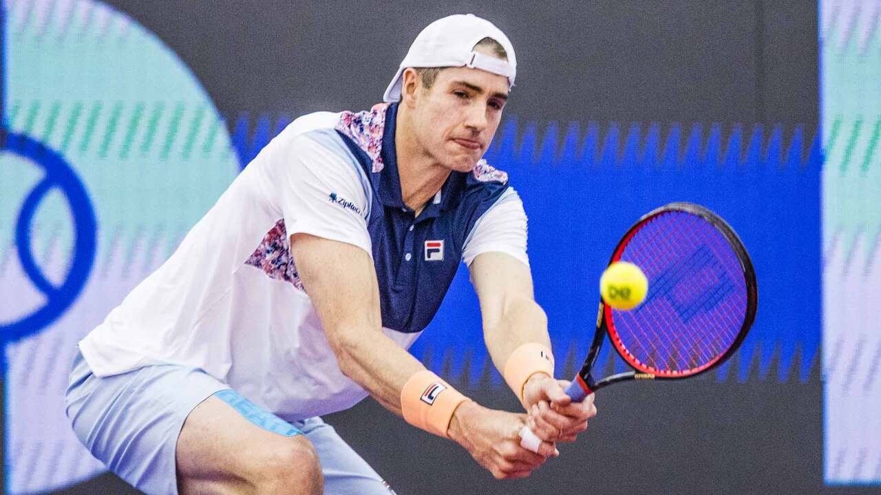 Hot Shot: Isner's Quick Hands Clinch Crucial Point In Dallas Final