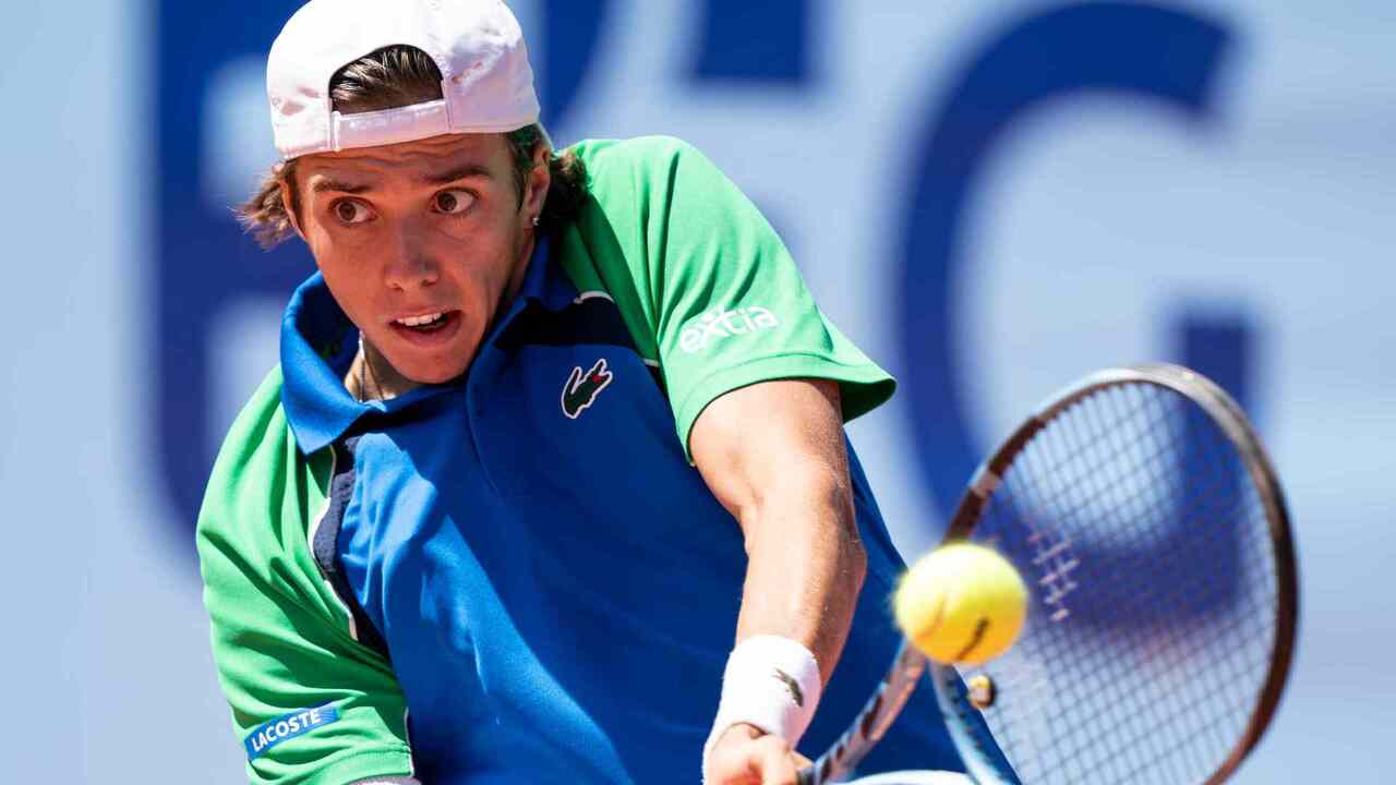Hot Shot: Cazaux supera un toque en la red ante Etcheverry en Gstaad