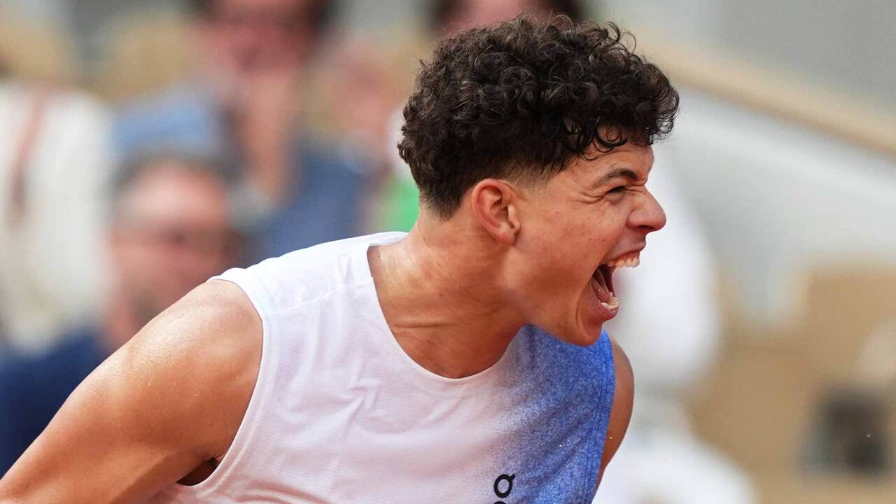 Hot Shot: Shelton sizzles return to clinch opening set in Stuttgart 2025!