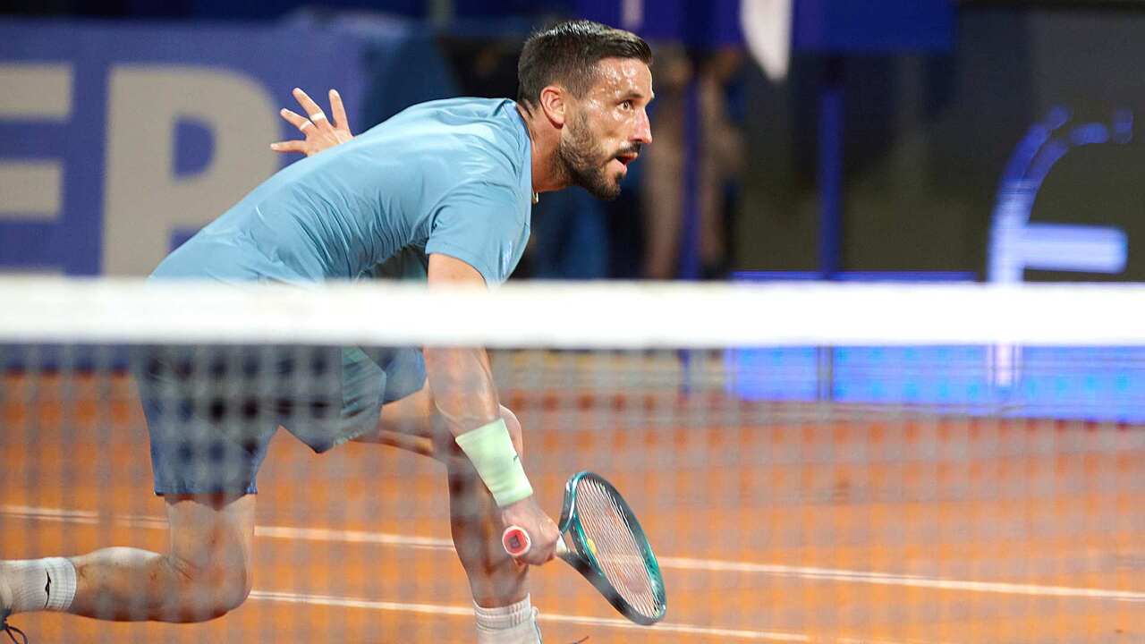 Hot Shot: Close call! Dzumhur's precise angle vs. Wawrinka in Umag
