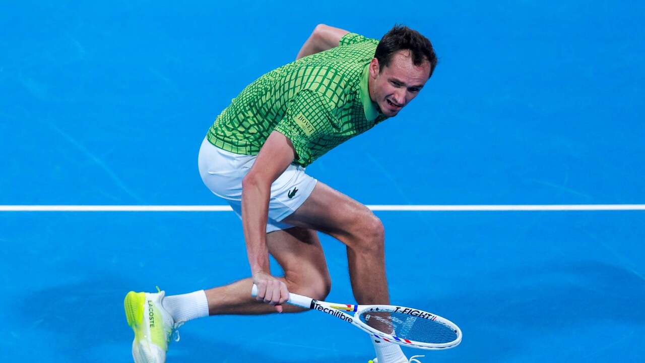 Hot Shot: Medvedev's delicious drop-shot response in Doha 2026