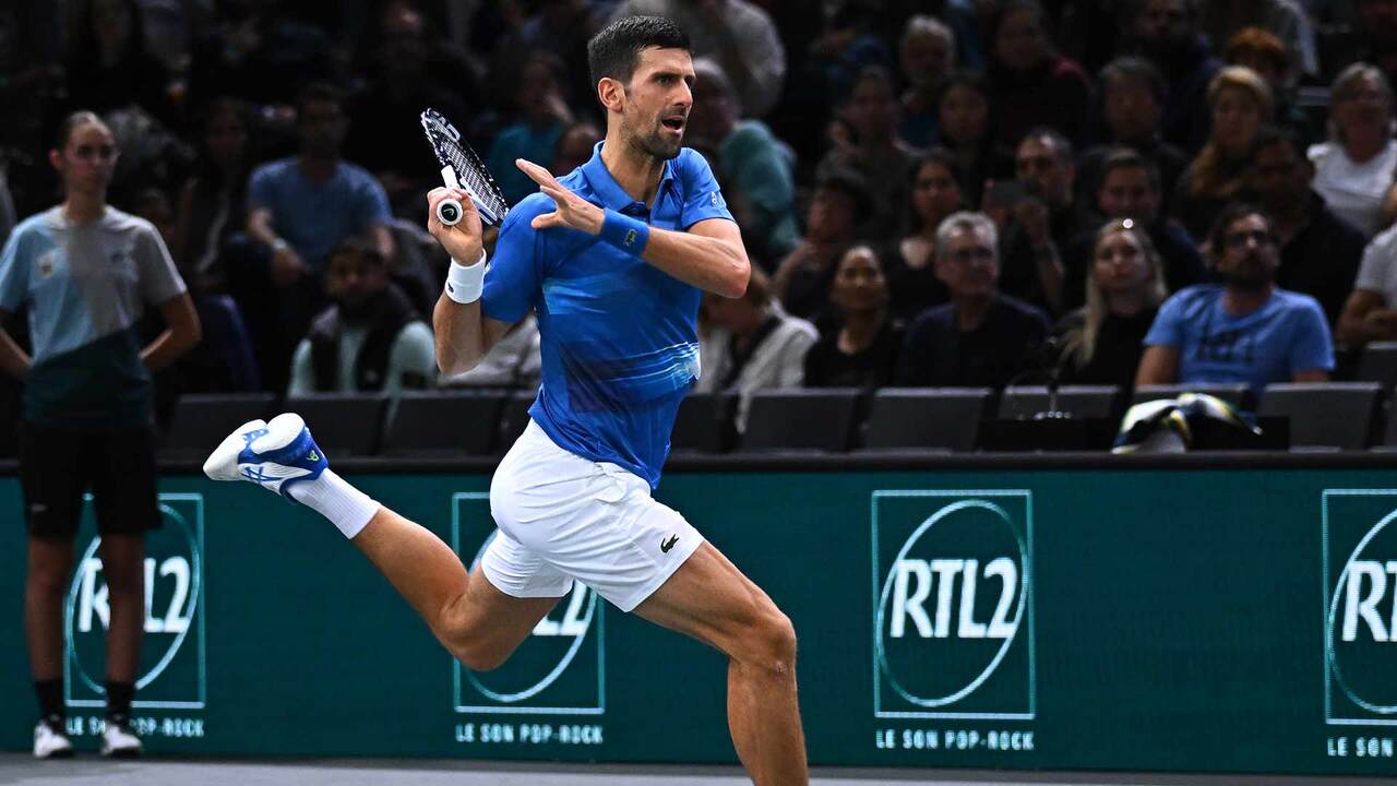 Djokovic bate Tsitsipas, em jogo apertado, e busca o hepta em Paris