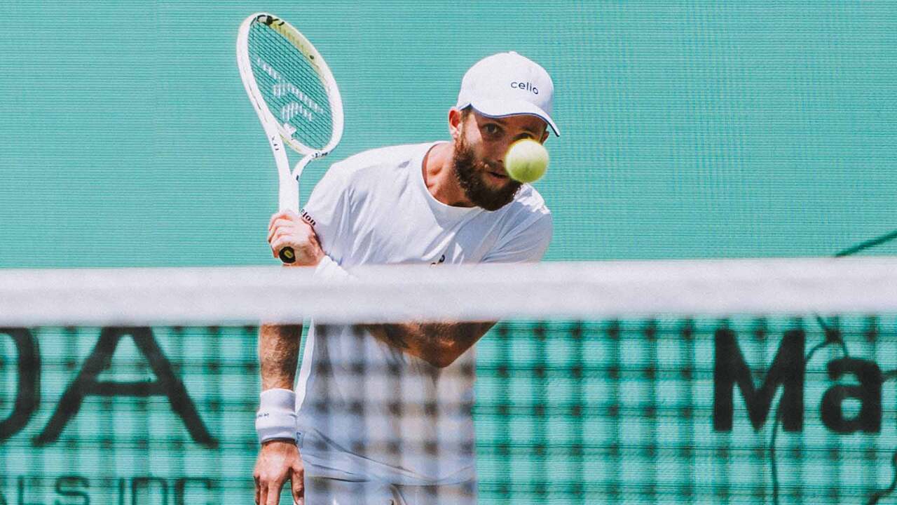 Watch Moutet hit SIX underarm serves in Mallorca win