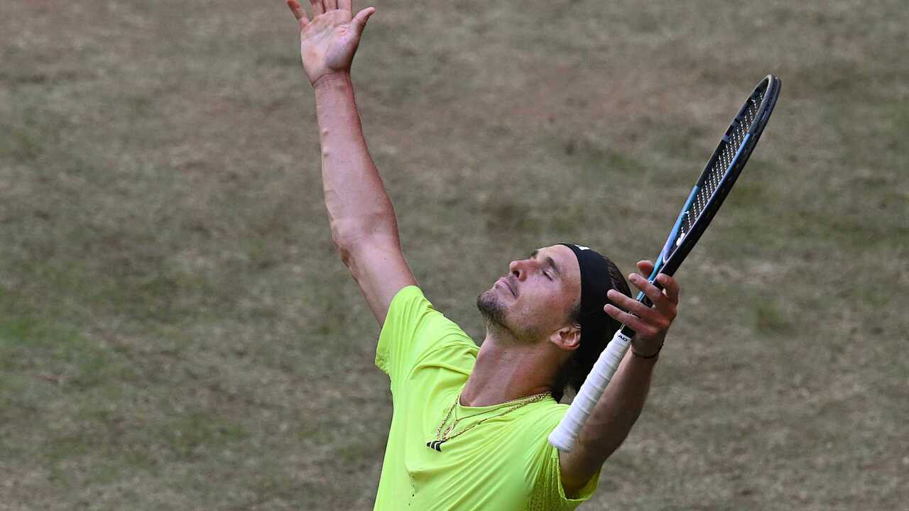 Hot Shot: 'One of the points of the year!' Zverev, Medvedev wow the crowd in Halle 