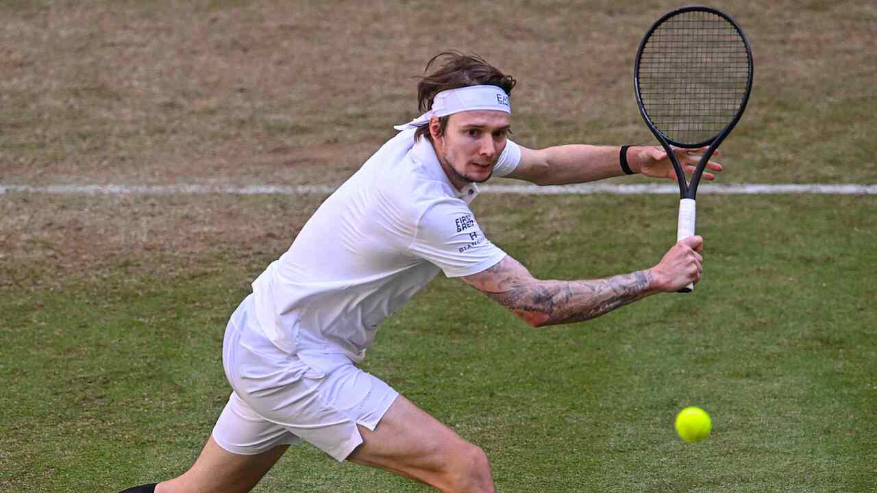Hot Shot: Blink and you'll miss it! Bublik's lightning fast reaction in Halle!
