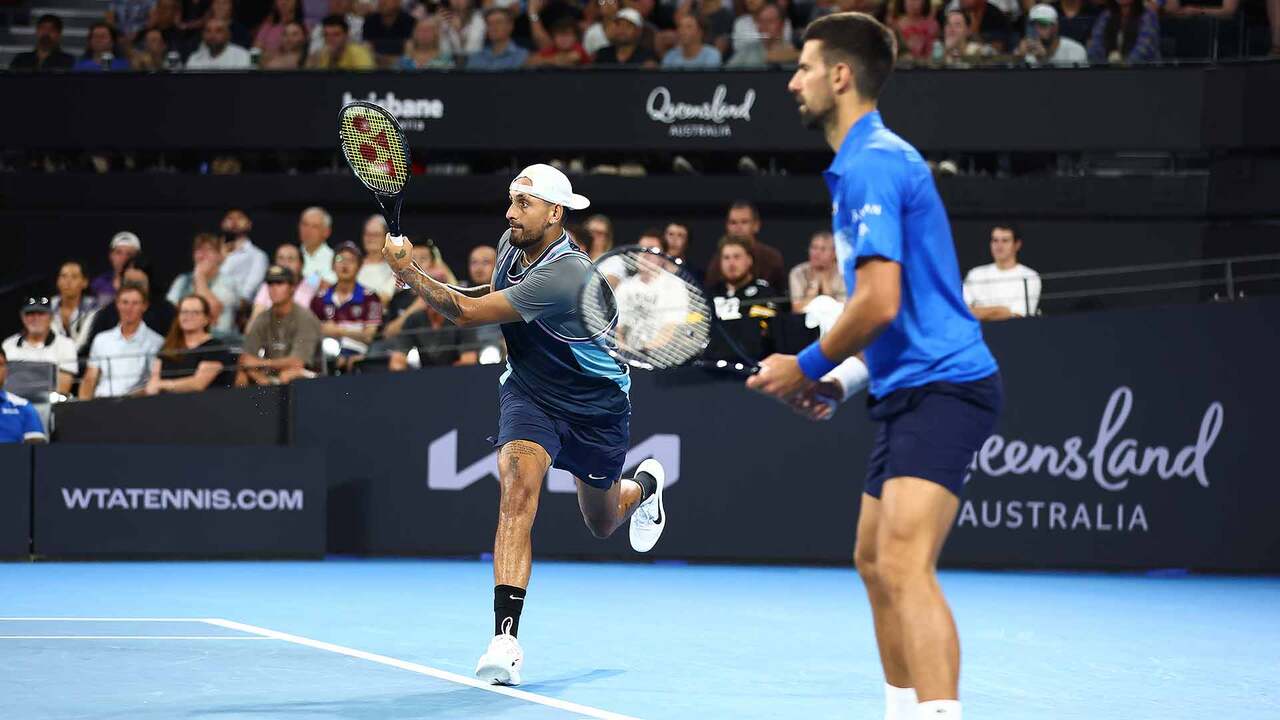 Hot Shot: Kyrgios pega dos veces por entre las piernas en el mismo rally en Brisbane