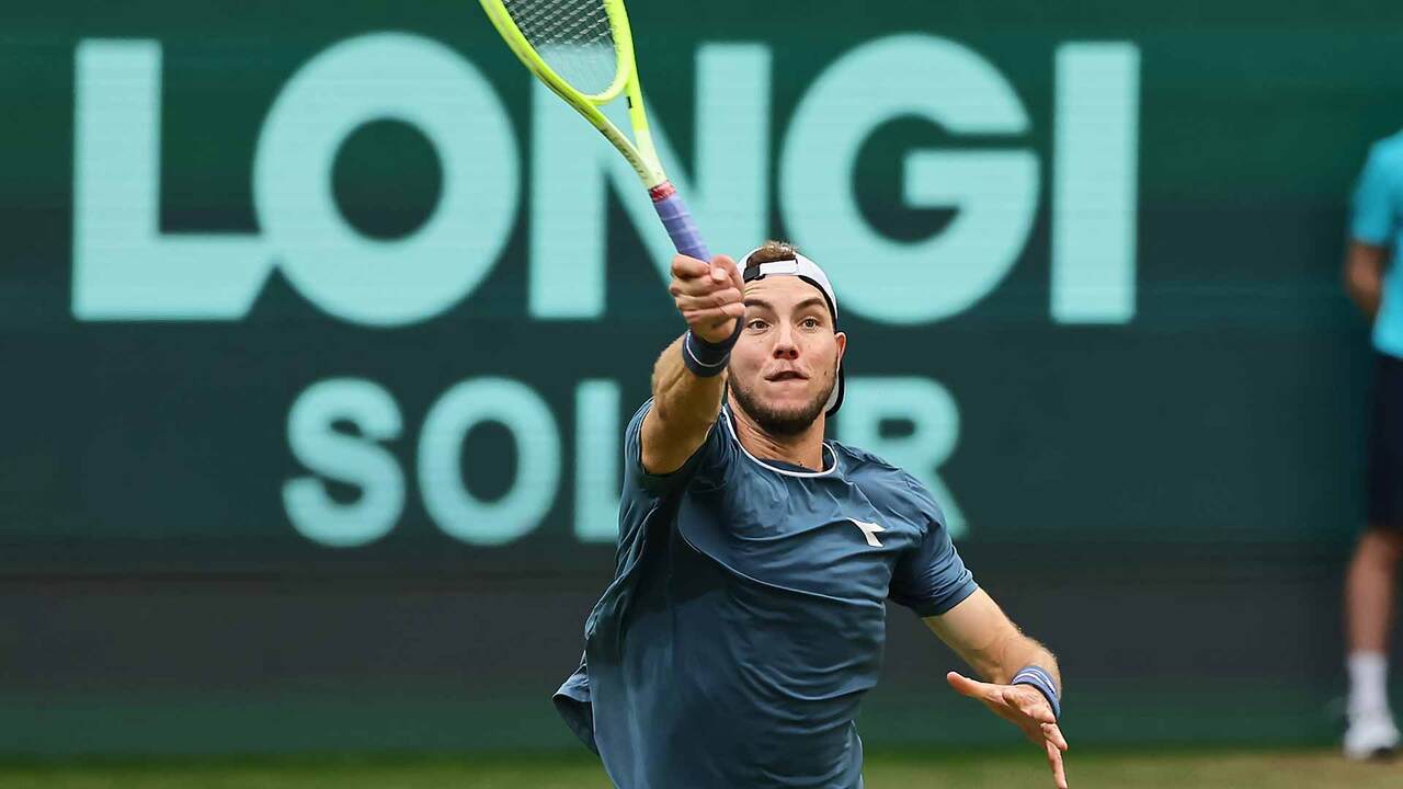 Hot Shot: Sneaky Struff steals point from Sinner