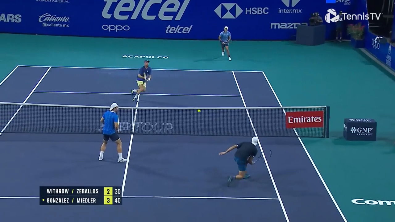 Hot Shot: El local González imparte clase de dobles en Acapulco