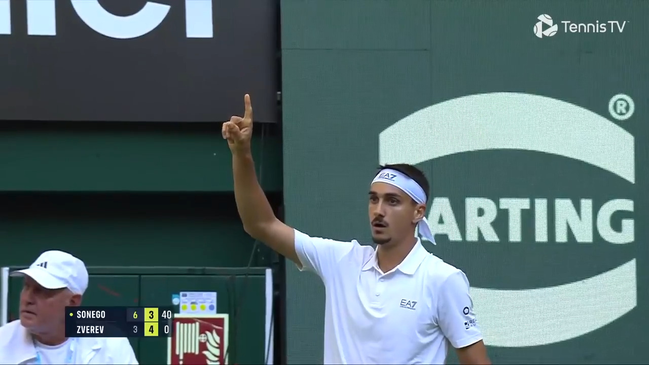 Hot Shot: Unbelievable! Sonego's forehand winner on the run vs. Zverev in Halle 2025
