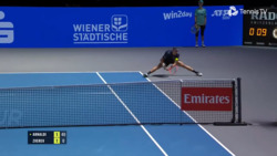 Hot Shot: Arnaldi responde al smash de revés de Zverev en Viena 2025