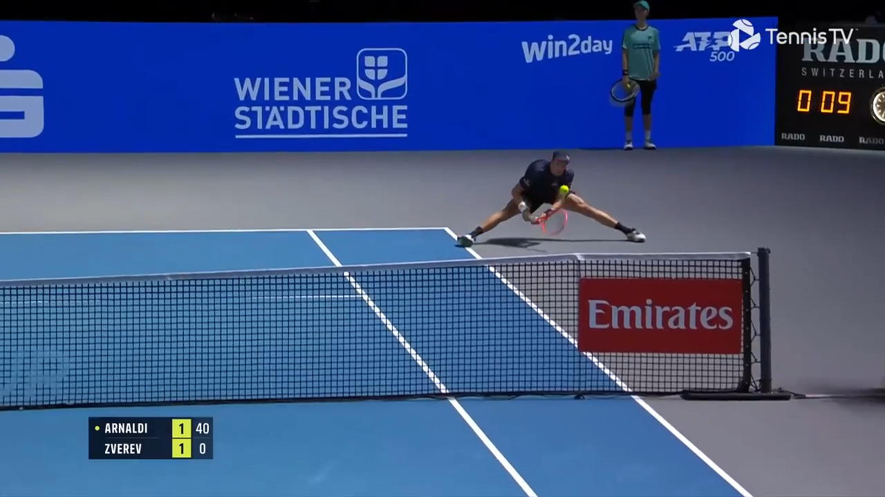 Hot Shot: Arnaldi's jaw-dropping response to Zverev's backhand smash in Vienna 2025!