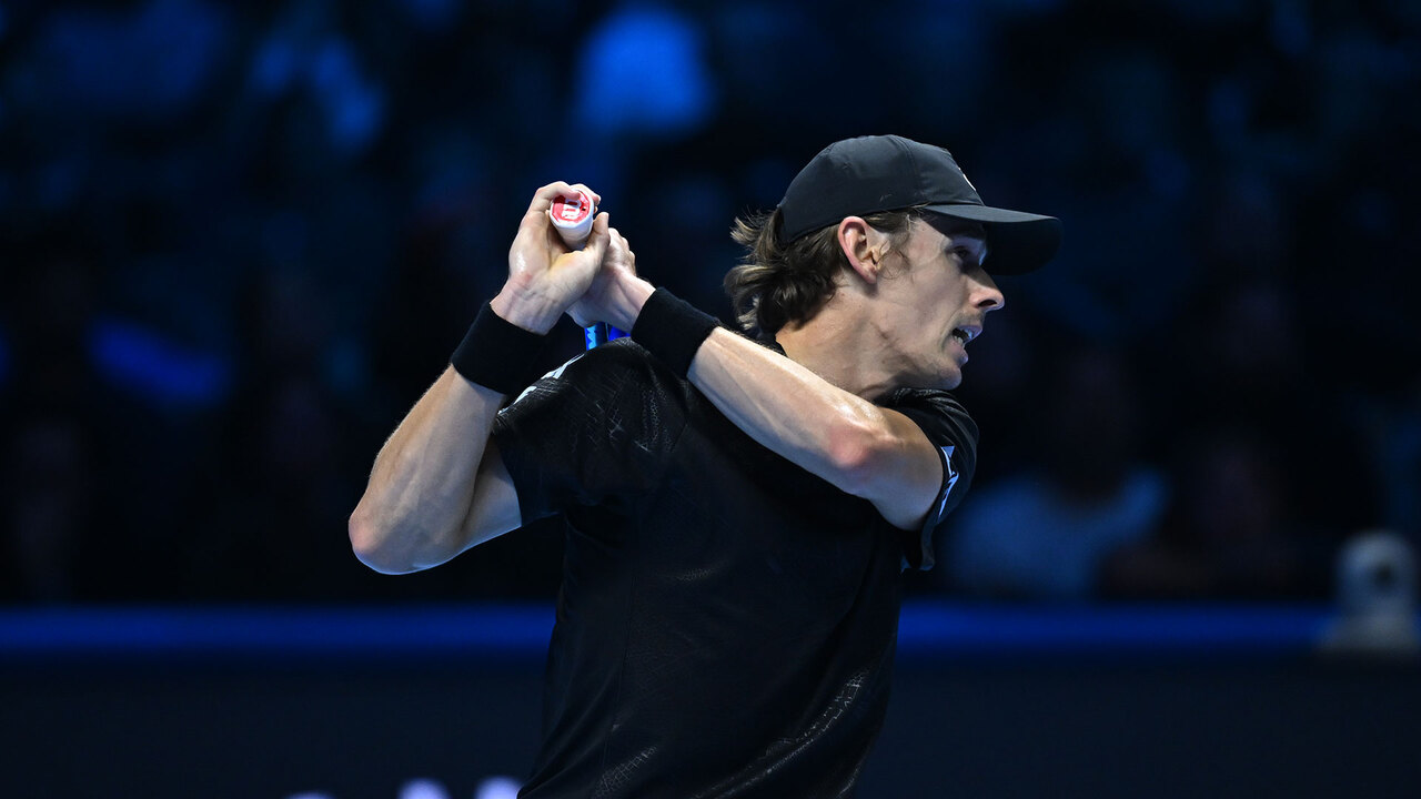 Hot Shot: De Minaur punches incredible backhand angle against Sinner at the Nitto ATP Finals 2025