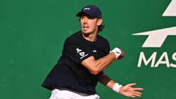 Hot Shot: De Minaur does what to go over Medvedev?