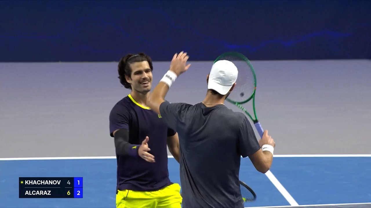 Hot Shot: Tweener time, net cord & an Alcaraz hold in Vienna 2026!