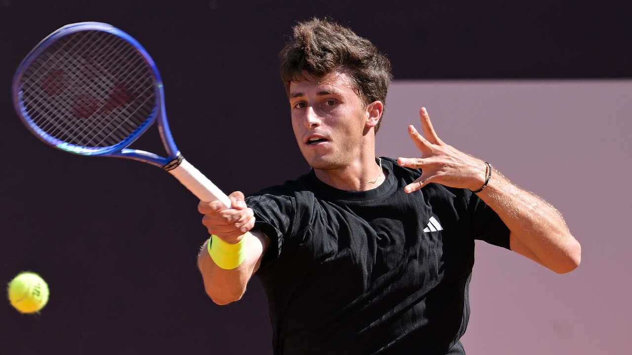 Hot Shot: Close call! Nardi's line-licking forehand leaves De Minaur stranded in Rome