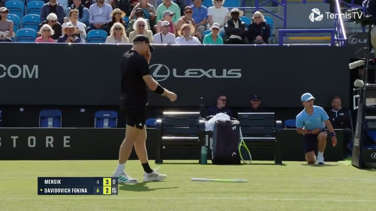 Watch: Racquet goes flying but Davidovich Fokina wins the point in Eastbourne!