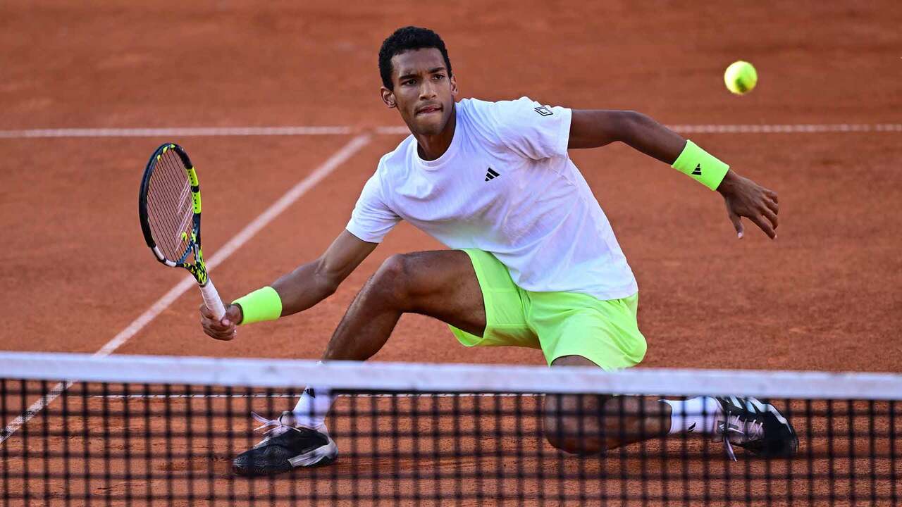 Hot Shot: Auger-Aliassime gets low for sliding volley winner in Hamburg 2025