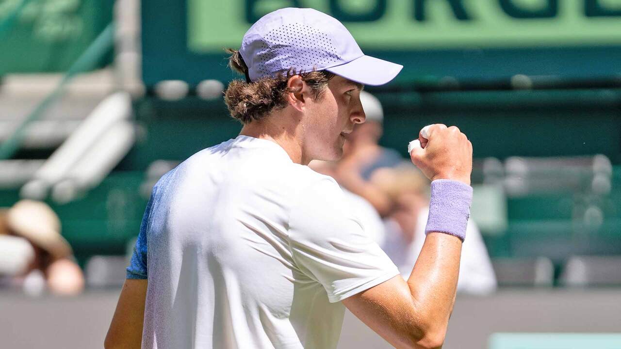 Hot Shot: Fonseca's fine touch seals first set vs. Cobolli in Halle 2025