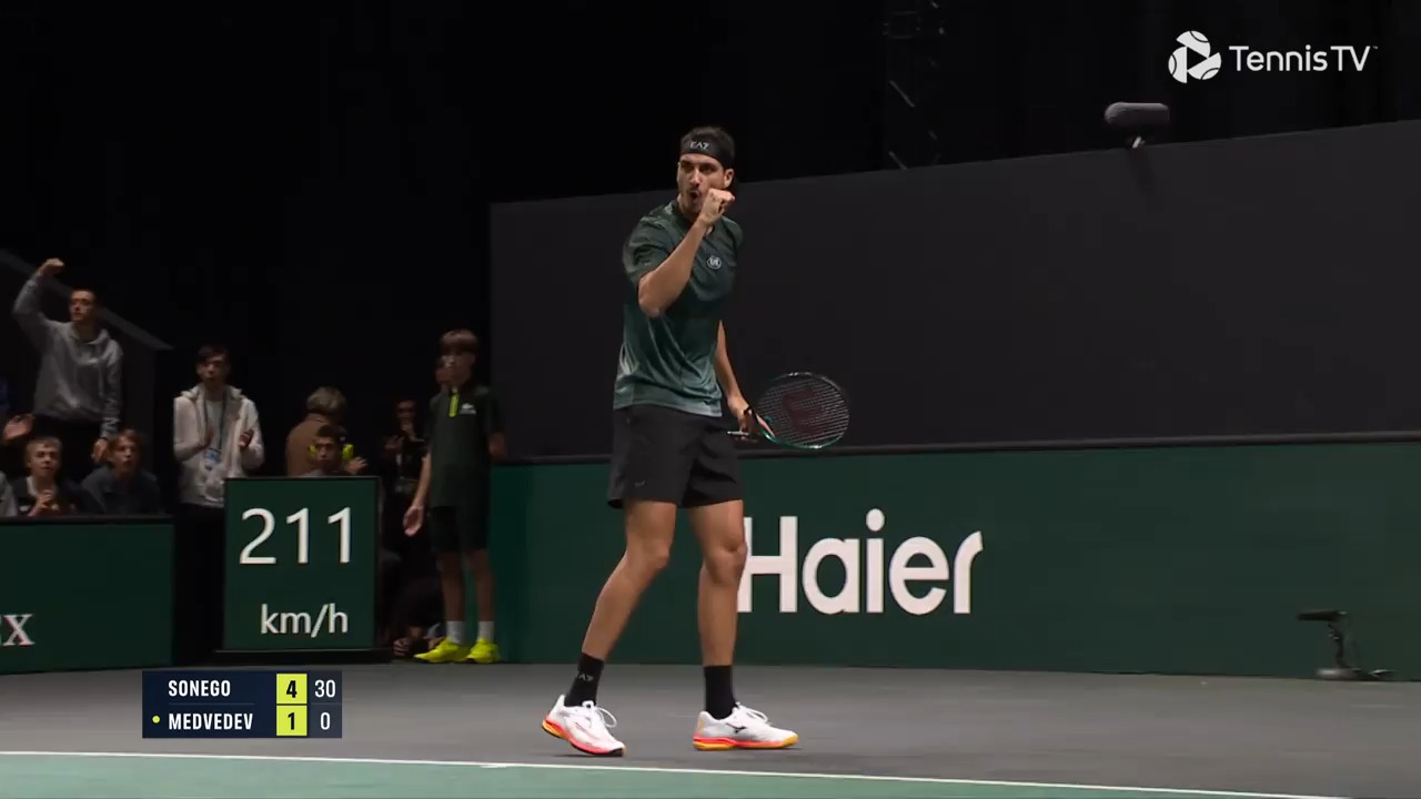 Hot Shot: Sonego firma el winner ante Medvedev en París 2025
