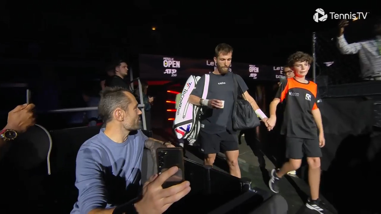 Coffee in hand! Moutet makes fun entrance in Metz 