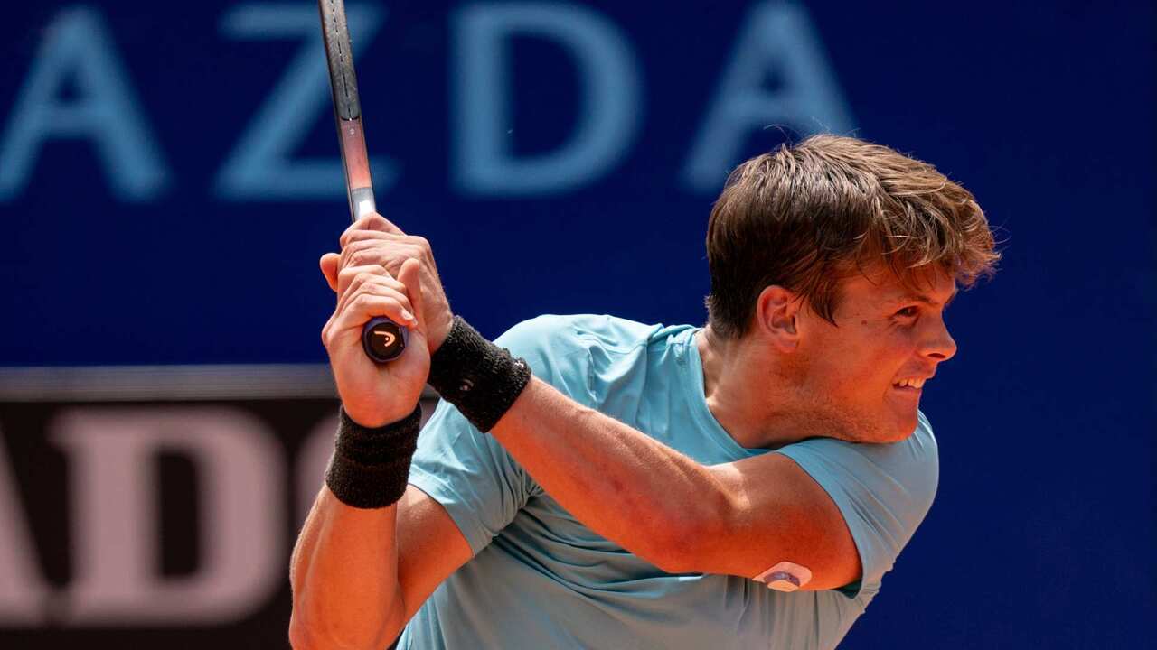 Hot Shot: Stop that! Zahraj leaves Burruchaga in no man's land in Gstaad
