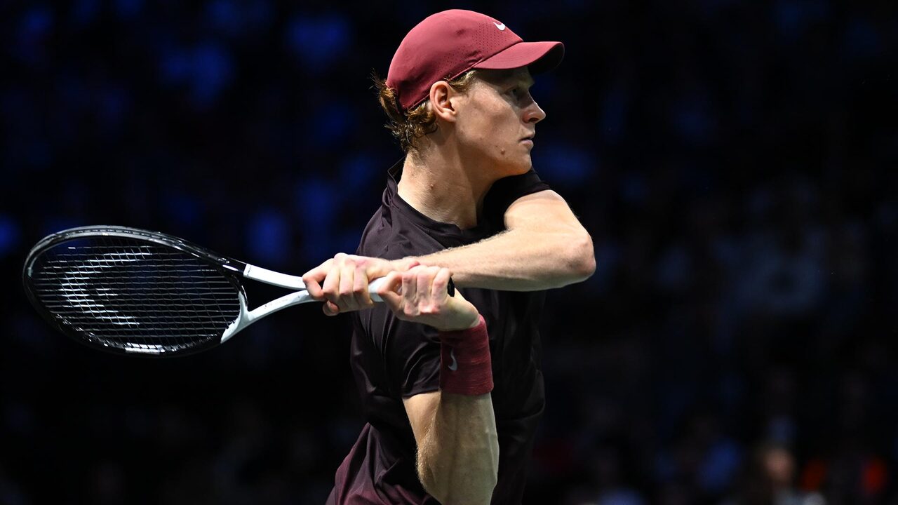 Hot Shot: Sinner blasts backhand beauty in Paris 2025 final