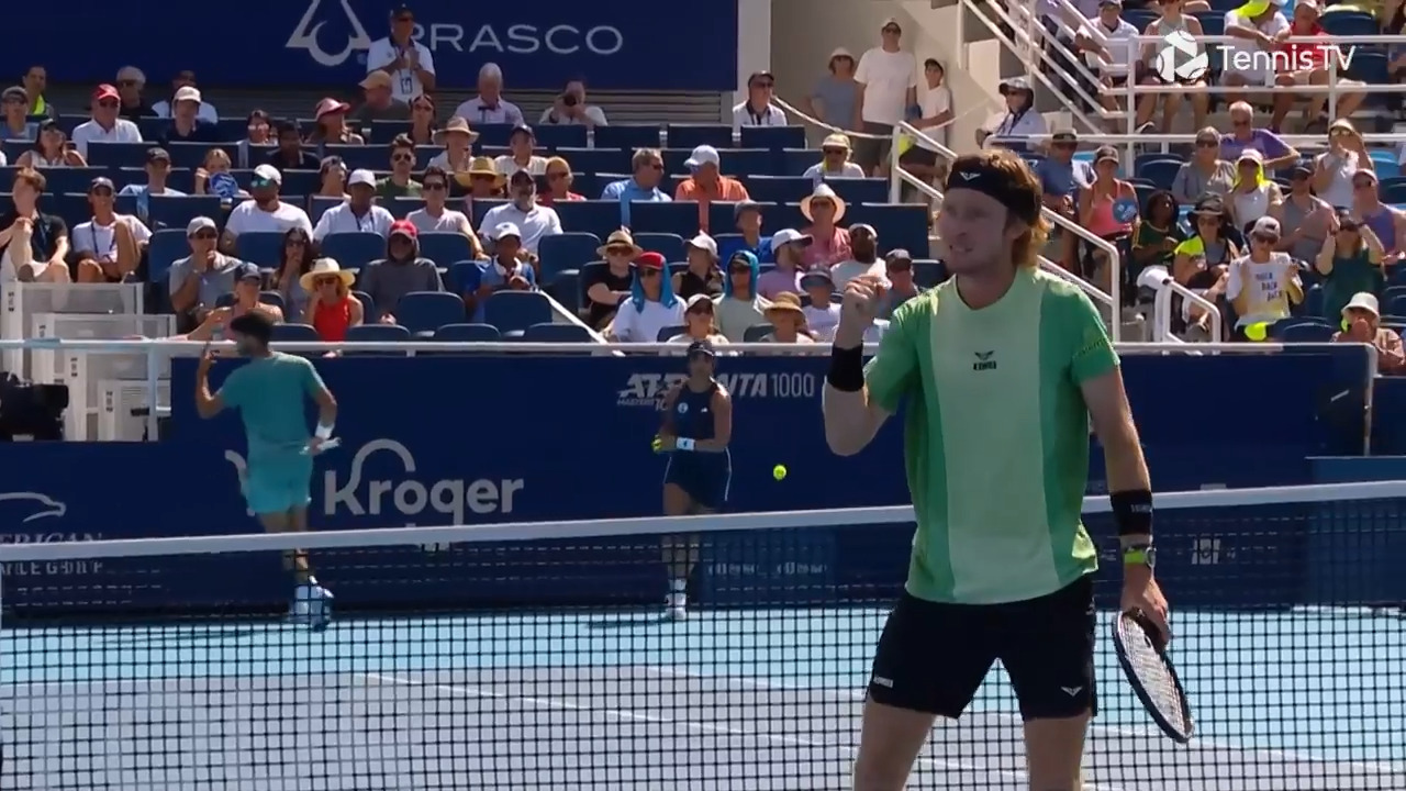 Hot Shot: Rublev sends Alcaraz sky gazing with perfect lob in Cincinnati 2025 