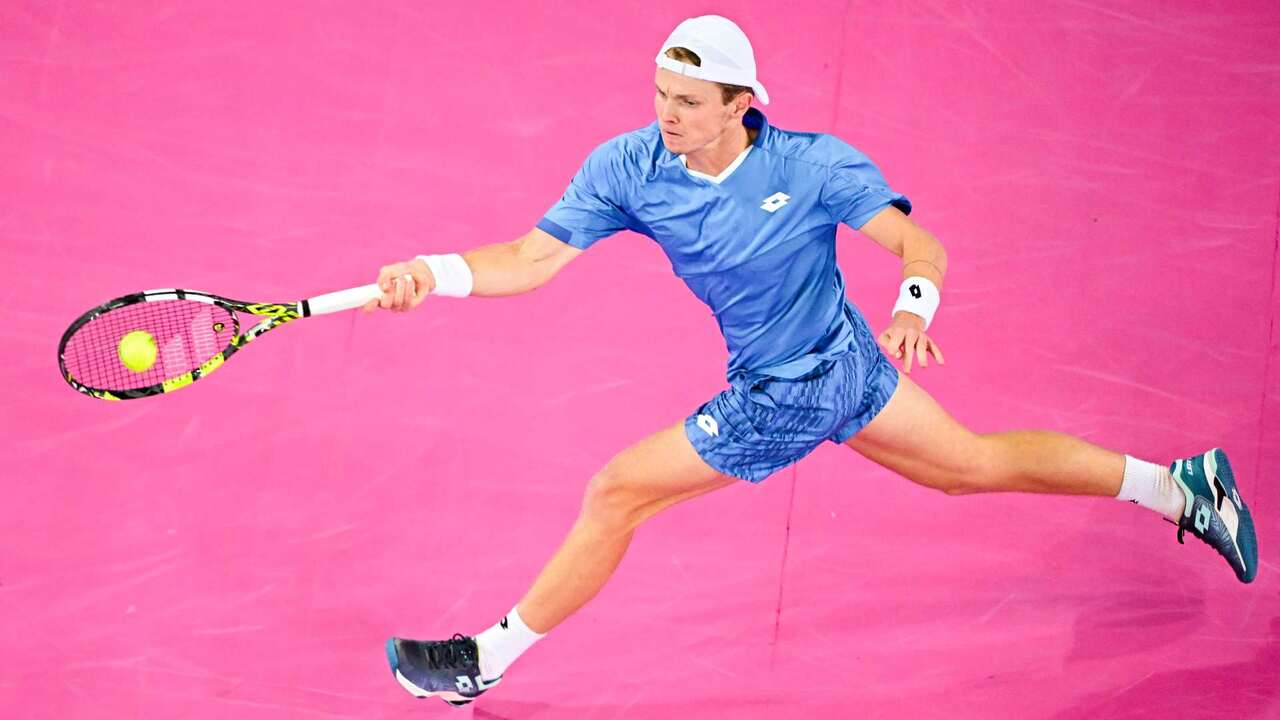 Hot Shot: De Jong scrambles to safety vs. Felix in Montpellier