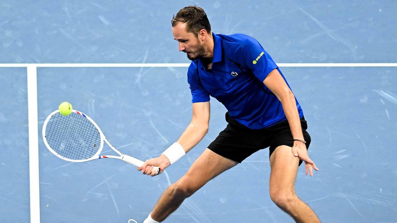 Hot Shot: Medvedev makes it look easy with Hangzhou 2026 point construction