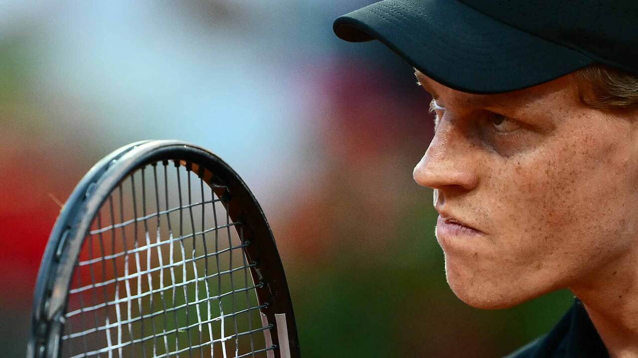 Hot Shot: A Sinner special! World No. 1 rips forehand winner in Rome