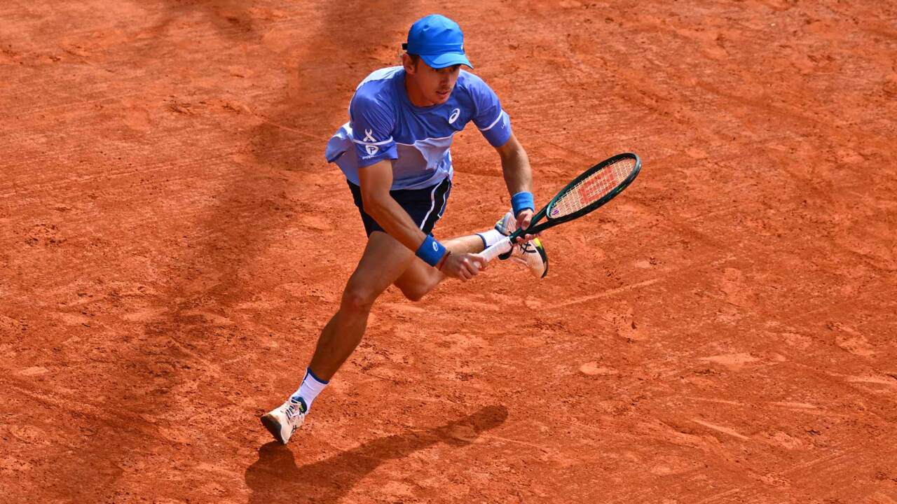 Hot Shot: De Minaur denies Nadal's ferocious forehand