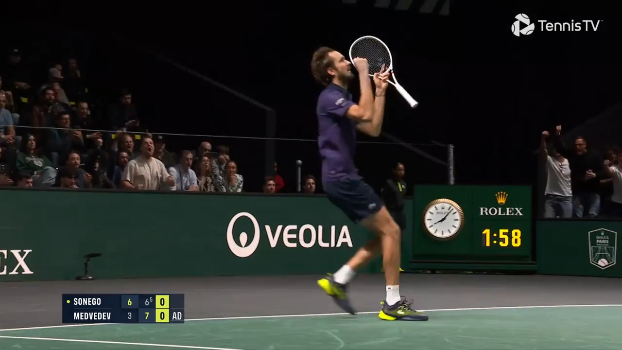 Hot Shot: Medvedev cierra el quiebre con un passing preciso en París 2025