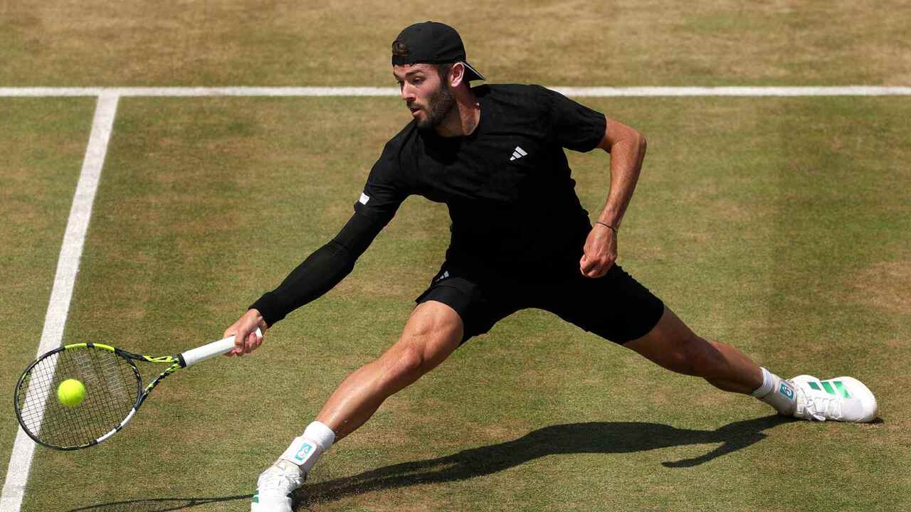 Hot Shot: Sorry, not sorry! Fearnley flicks no-look winner at Queen's Club 