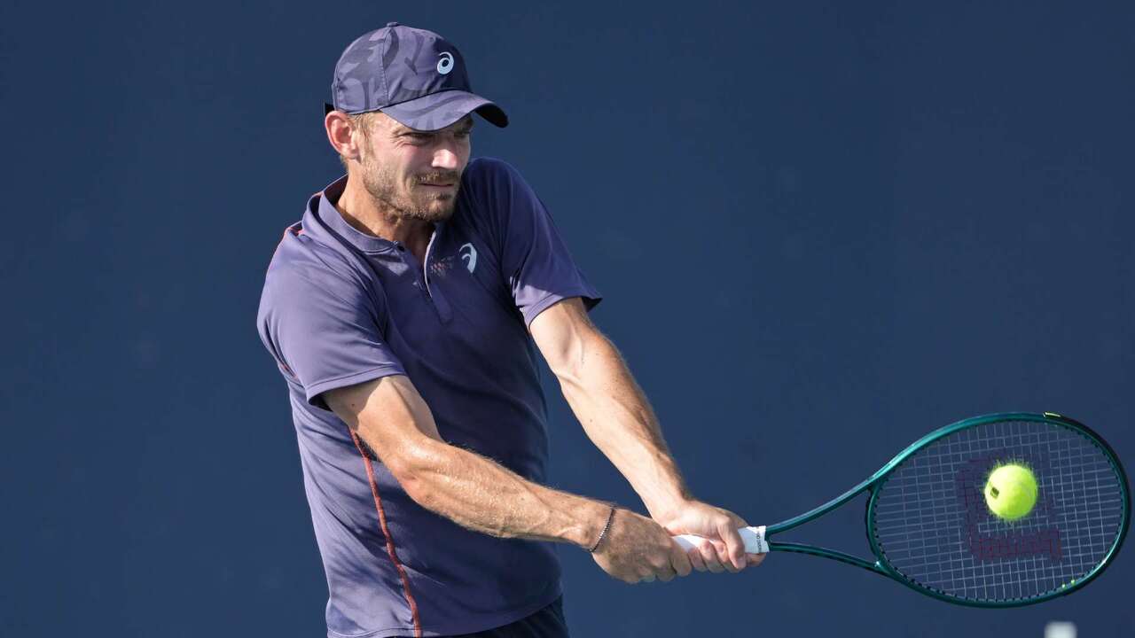 Hot Shot: Goffin's sideways sprint ends with backhand bullet in Toronto 2025