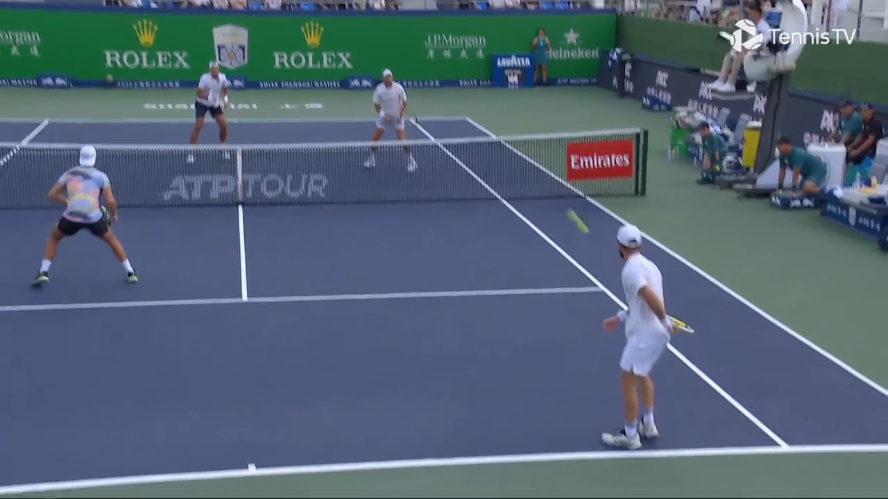 Hot Shot: Moutet's behind-the-back madness lights up doubles encounter