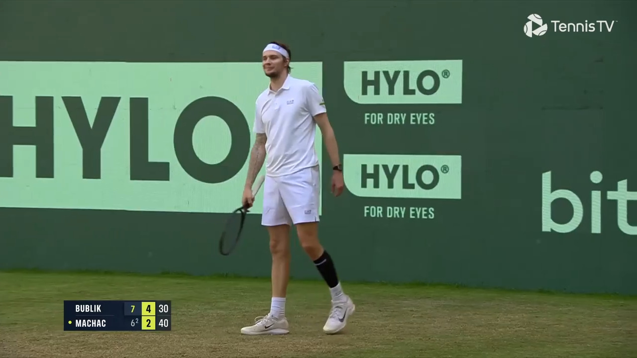 Hot Shot: Bublik switches to one-handed backhand in Halle 2025!