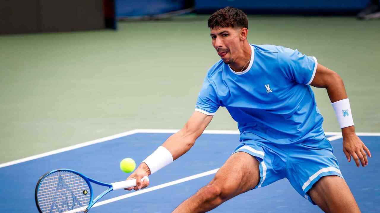 Hot Shot: Popyrin encuentra el lateral de la red en Dubái