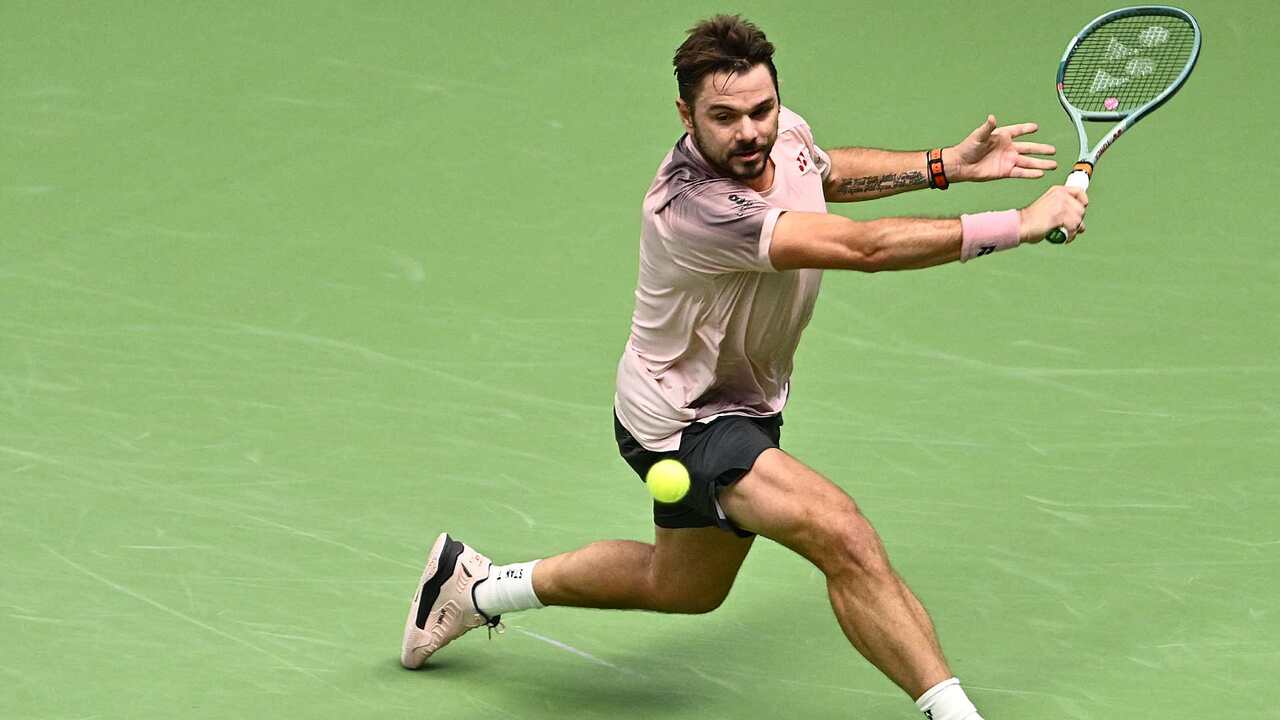 Hot Shot: Wawrinka's brilliant backhand down the line