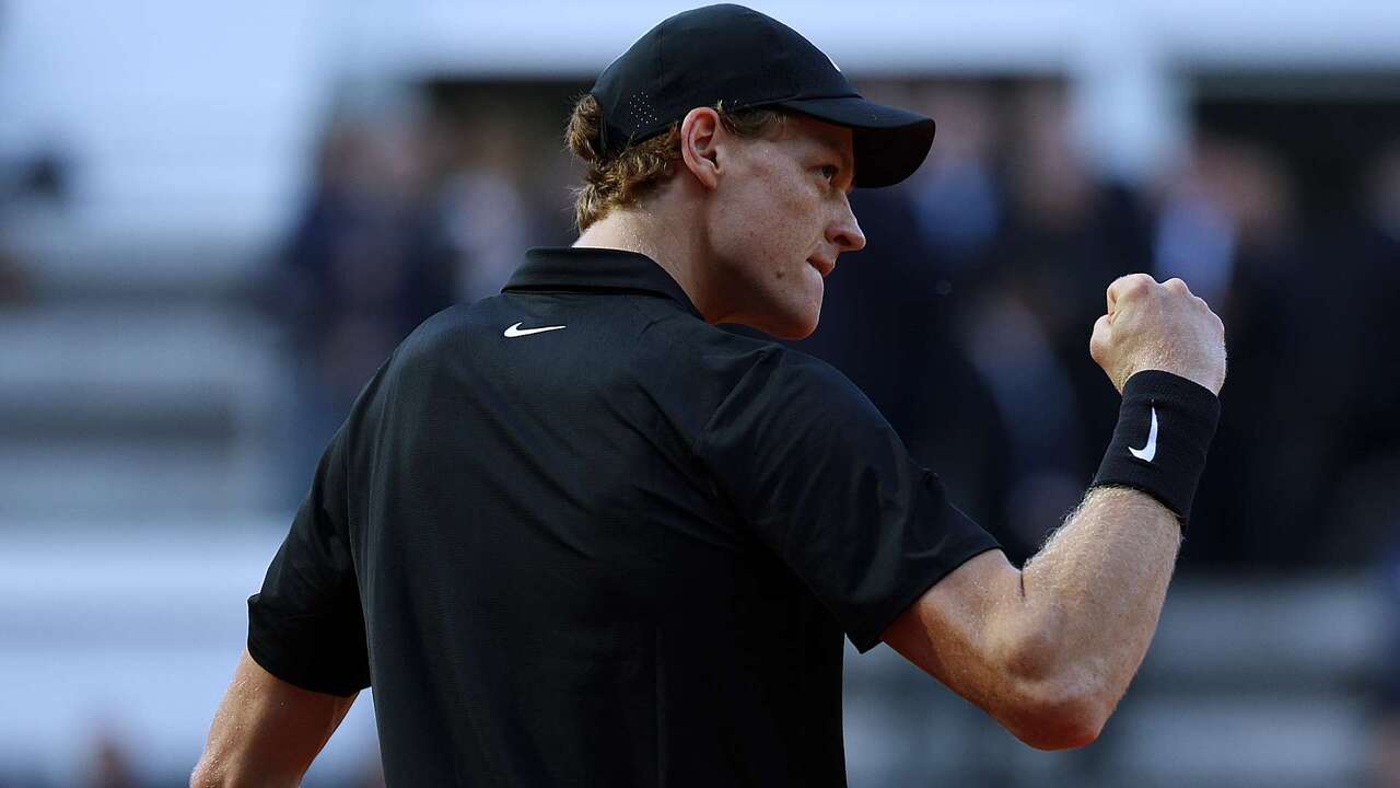 Hot Shot: Alcaraz wows crowd with stunning scramble at Nitto ATP