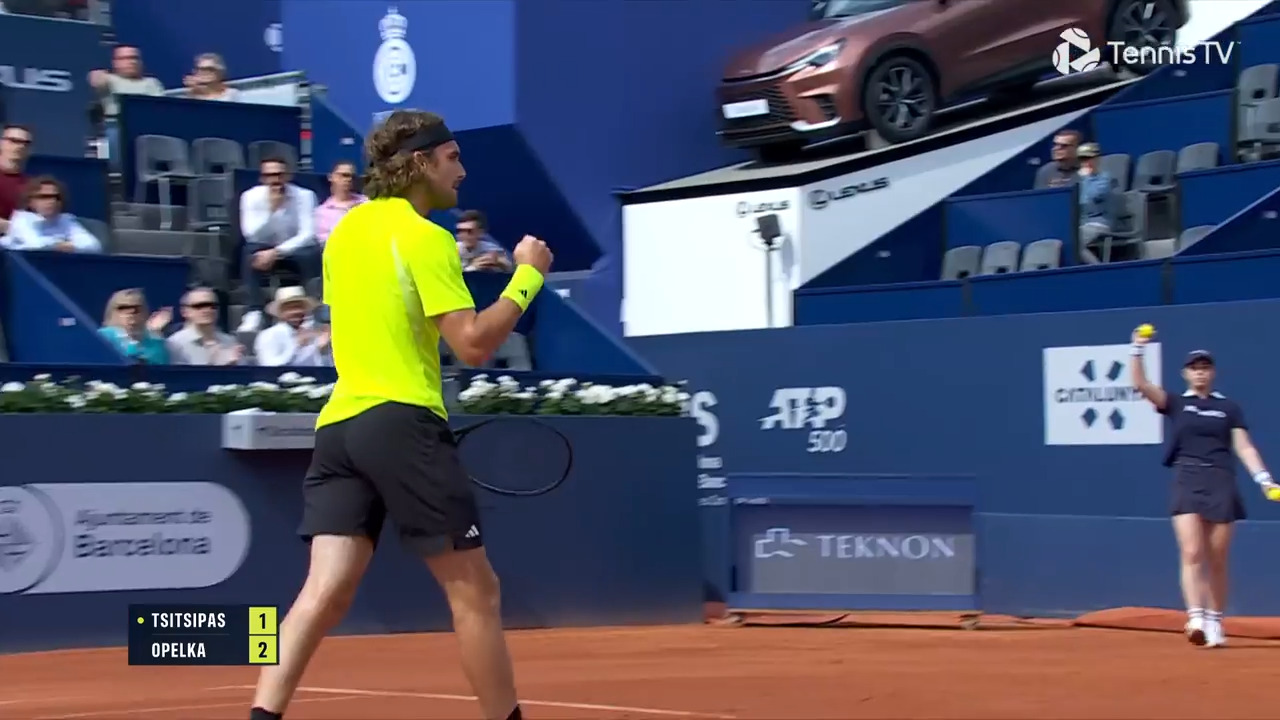 Hot Shot: Tsitsipas' slam-dunk response to Opelka's quick thinking in Barcelona