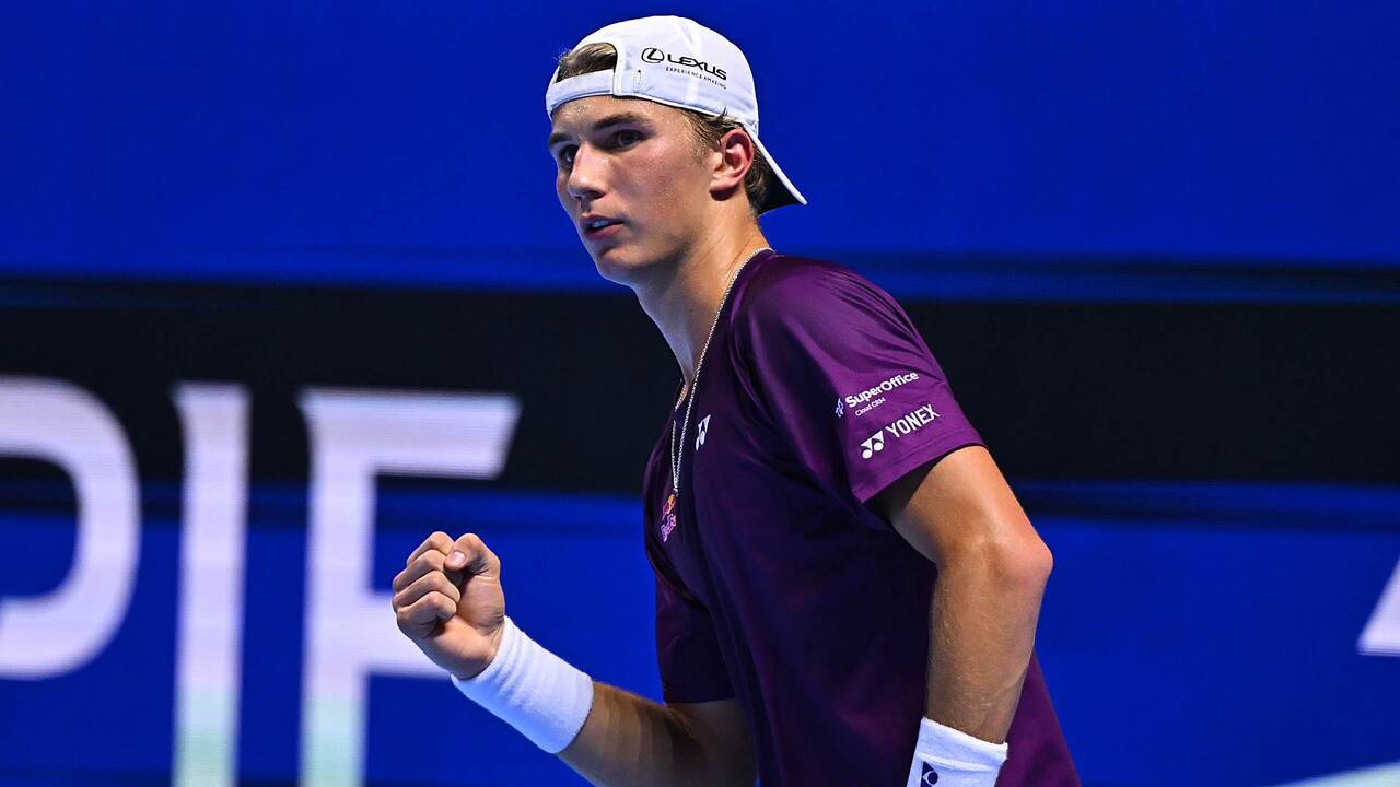 Hot Shot: Budkov Kjaer 'snaps winner out of nowhere' at Next Gen ATP Finals!