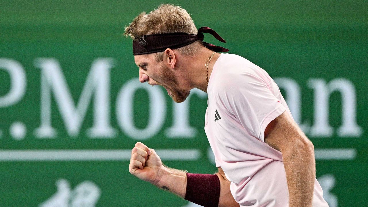 Hot Shot: Davidovich Fokina hits one of the shots of the week to win the set in Shanghai SF!