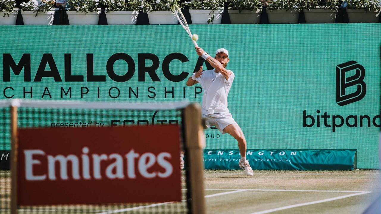 Hot Shot: That's Moutet! Frenchman's stunning lob on the run in Mallorca 2025