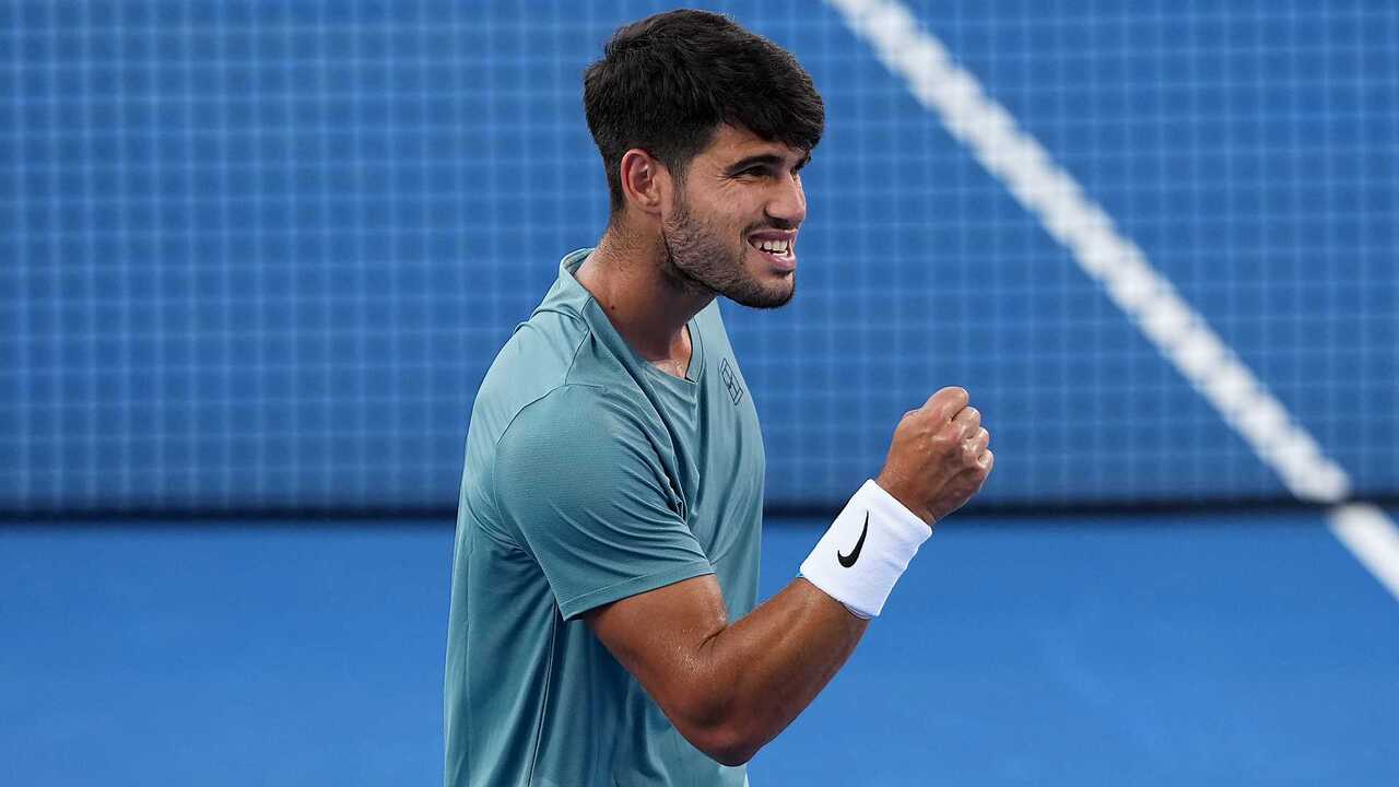 Hot Shot: Alcaraz earns break with 'clutch' volley vs. Zverev in Cincinnati
