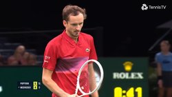 Hot Shot: Medvedev reacciona a un toque en la red en París | ATP ...