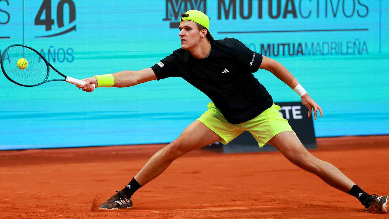 Hot Shot: Mensik carves majestic lob vs. Shelton in Madrid
