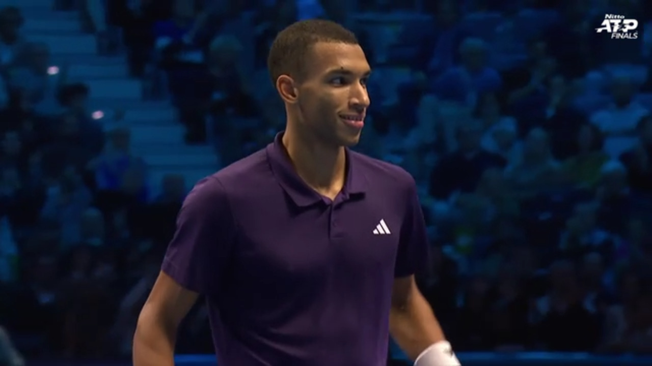 Hot Shot: Auger-Aliassime impresses himself with stunning backhand smash at Nitto ATP Finals 2025